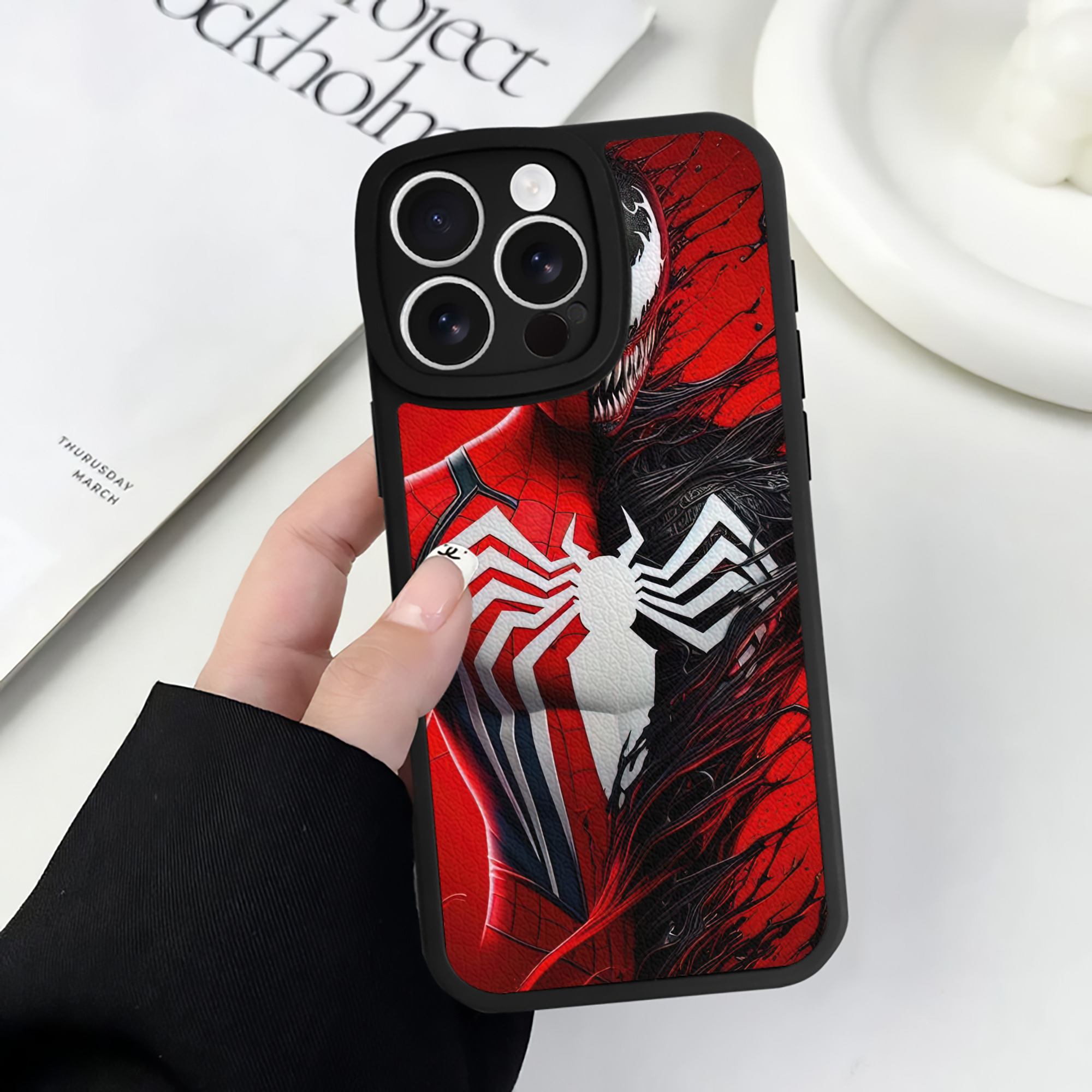 Spider Man スパイダーマン 【iPhone 16シリーズ対応】シリコンスマホケース（レザー調） 材質：シリコン